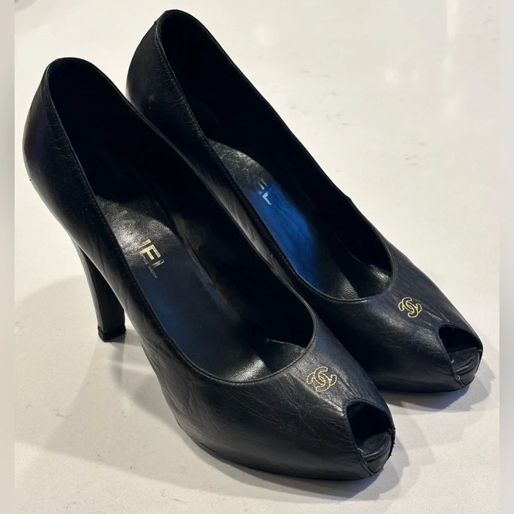 CHANEL G25723 Black Leather Peep-Toe Pumps - Interlocking CC Logo - Size 39